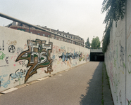 84243 Gezicht op de, met graffiti bekladde, muren van de fietstunnel onder het Westplein te Utrecht, uit het noordoosten.